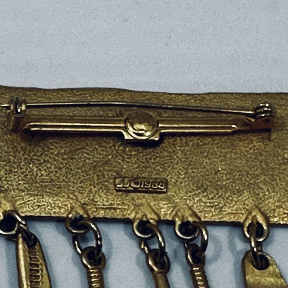 JJ 1988 Southwest Style Dangle Brooch Lizard Dog Key Gold Tone Pin VTG